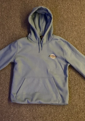 Dickies hoodie - Hej jag säljer en Dickies hoodie som är näst Intill oanvänd.
