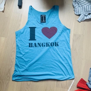 I ❤️ bangkok tröja - As najs Linne med texten ” I ❤️ BANGKOK” 💫