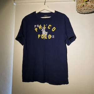 Ralph Lauren T-shirt Marinblå - Hej, säljer en T-shirt från Ralph Lauren i marinblå färg. Den är i bra skick och storlek XL men passar även large. Priset är inte hugget i sten. Hör av dig vid frågor