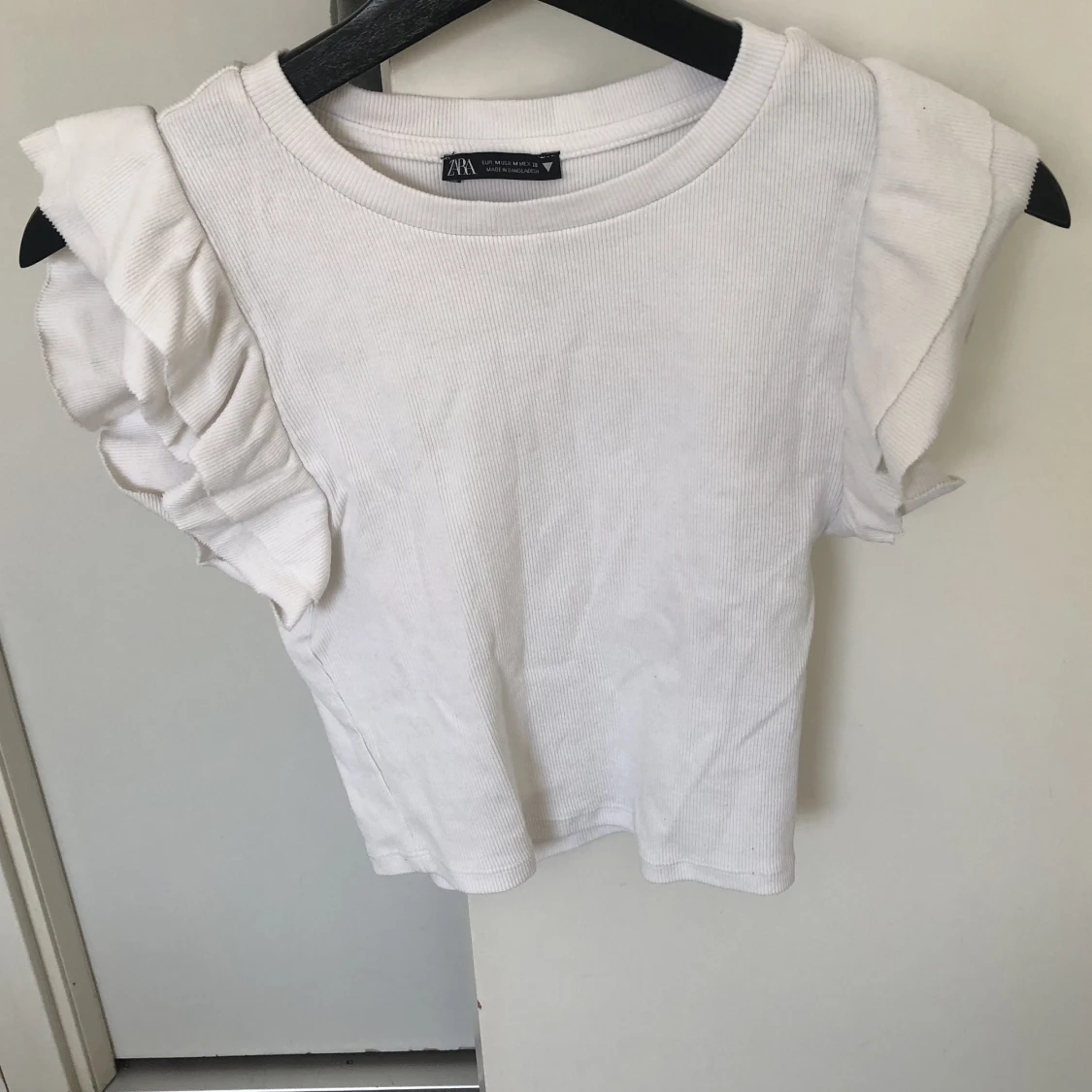 Zara topp ” t-shirt med volangärmar ”