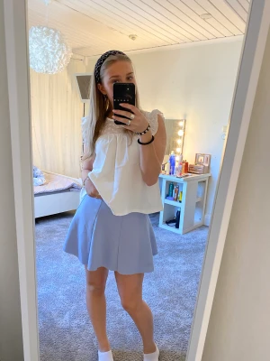 Blå kjol  - Somrig kort kjol från bershka, säljer då den aldrig används 💞