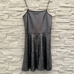 Glittrig klänning🤍 - Oanvänd klänning med prislapp kvar, alldeles för stor på mig💕