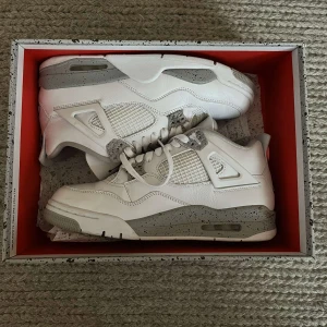Jordan 4 oreos - Dessa riktigt fina skor, Cond 9/10! Har använt skorna ett fåtals gånger då de inte passar mig riktigt. Nypris ligger på ca 6000kr.
