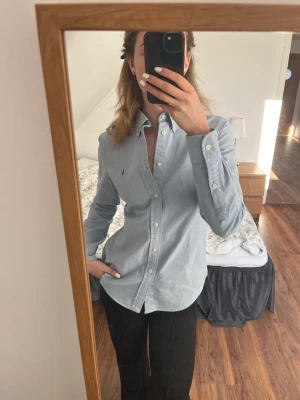 Blå skjorta - En helt ny Ralph Lauren skjorta som aldrig är använd och har lapp kvar. Man ser även originalpriset.