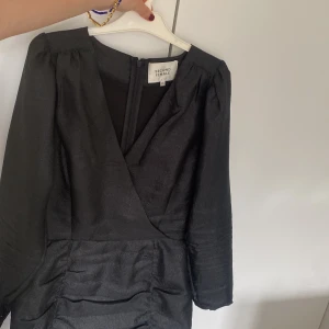 Klänning  - Säljer denna superfina klänningen från second Female, jag köpte den för 1400💕 finns inga slitage på klänningen 