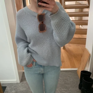 Oversized stickad tröja - Ljusblå stickad tröja som är oversized på mig som har S och är 165, står storlek XS på lappen. Skriv vid frågor!💗