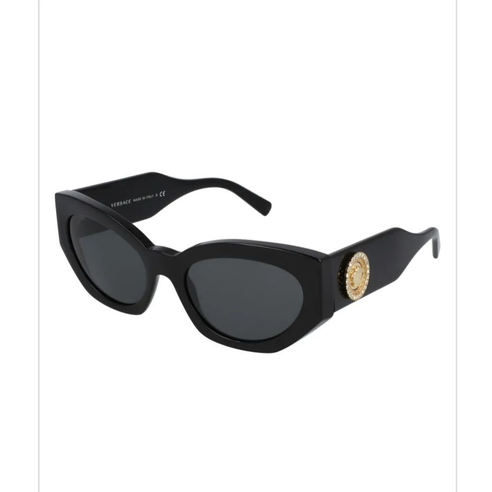 Säljer mina älskade Versace solglasögon, Cat eye modell. Knappt använda. Tillkommer fodral och box, allt som tillkom vid köp. . Accessoarer.