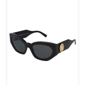 Säljer mina älskade Versace solglasögon, Cat eye modell. Knappt använda. Tillkommer fodral och box, allt som tillkom vid köp. 