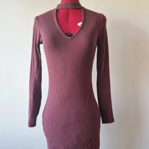 Vinröd klänning - Vinröd klänning med urringning och midilängd. Använd en del, därav enbart 30 kr. Är i gott skick om än lite lätt blekare i färgen än förr. Kika gärna in mina andra plagg jag säljer, 3 FÖR TVÅ PÅ ALLT och fri frakt vid köp av minst 250 kr, kontakta mig då🦋