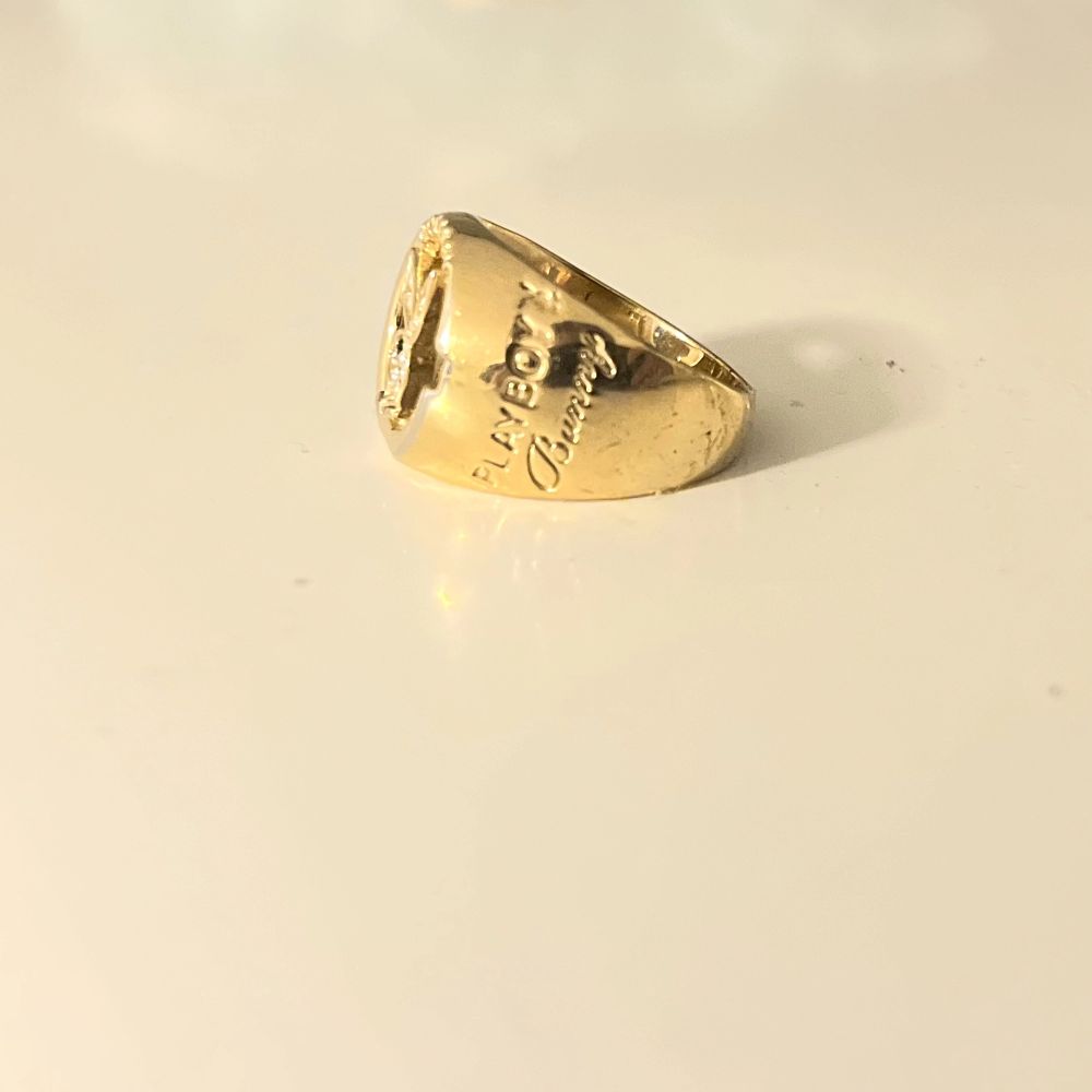 Super fin Playboy ring köpt i en riktig Playboy affär! Tyvärr har jag inte orginal lådan kvar därav priset💞. Accessoarer.