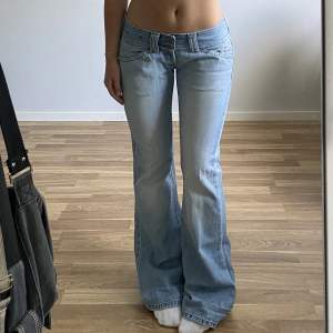 Superfina lågmidjade bootcut jeans från cron-x! Älskar dessa, de har så fin passform😍 Midja: ca 85cm. Innerben: 88cm. Jag är ca 169cm och brukar ha storlek 38/M för referens. Skriv vid fler funderingar! Frakt tillkommer. Använd gärna köp nu🙌