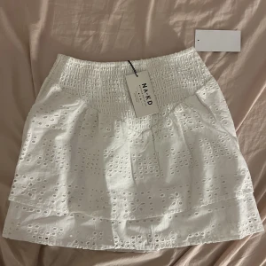 Vit kjol - Säljer min super söta helt oanvända kjol från NAKD med prislapp kvar. Säljer då den inte har kommit till någon användning.  Passar både xs, S och M. är i storlek 34 men stretchig.   200kr +frakt.  