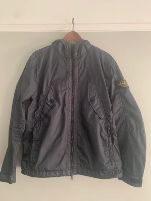 Stone Island jacka - Membrana 3L TC stone island jacka lite repig och färg längst ned på jackan (vänster om dragkedjan) men inget som läggs märke till. Annars bra vind och vattentätjacka i storlek M
