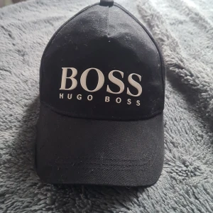Hugo boss keps svart - Den är i bra skick, inte använd så många gånger, är 2 år gammal.