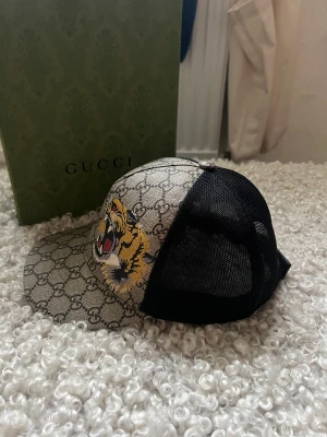 Gucci keps  - Säljer min keps då de bara är otrendiggare kvar med dem nu. Kan gå ner vid snabb affär.