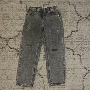 Gråa jans som är jätte fina  - De är köns fina pasar nästan till allt.