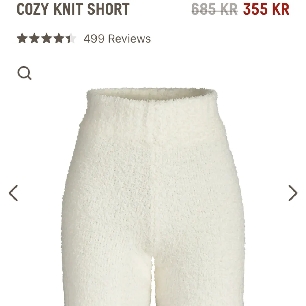 Säljer shorts och linne/topp från Skims från deras ”cozy knit collection”. Båda delarna är i storlek s/m och i färgen vit.   Nypris 1250kr men säljer för 500kr. Kan gå ner i pris vid snabb affär.  Lägger ut egna bilder snart! . Shorts.