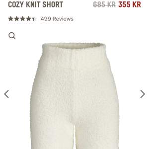 Säljer shorts och linne/topp från Skims från deras ”cozy knit collection”. Båda delarna är i storlek s/m och i färgen vit.   Nypris 1250kr men säljer för 500kr. Kan gå ner i pris vid snabb affär.  Lägger ut egna bilder snart! 