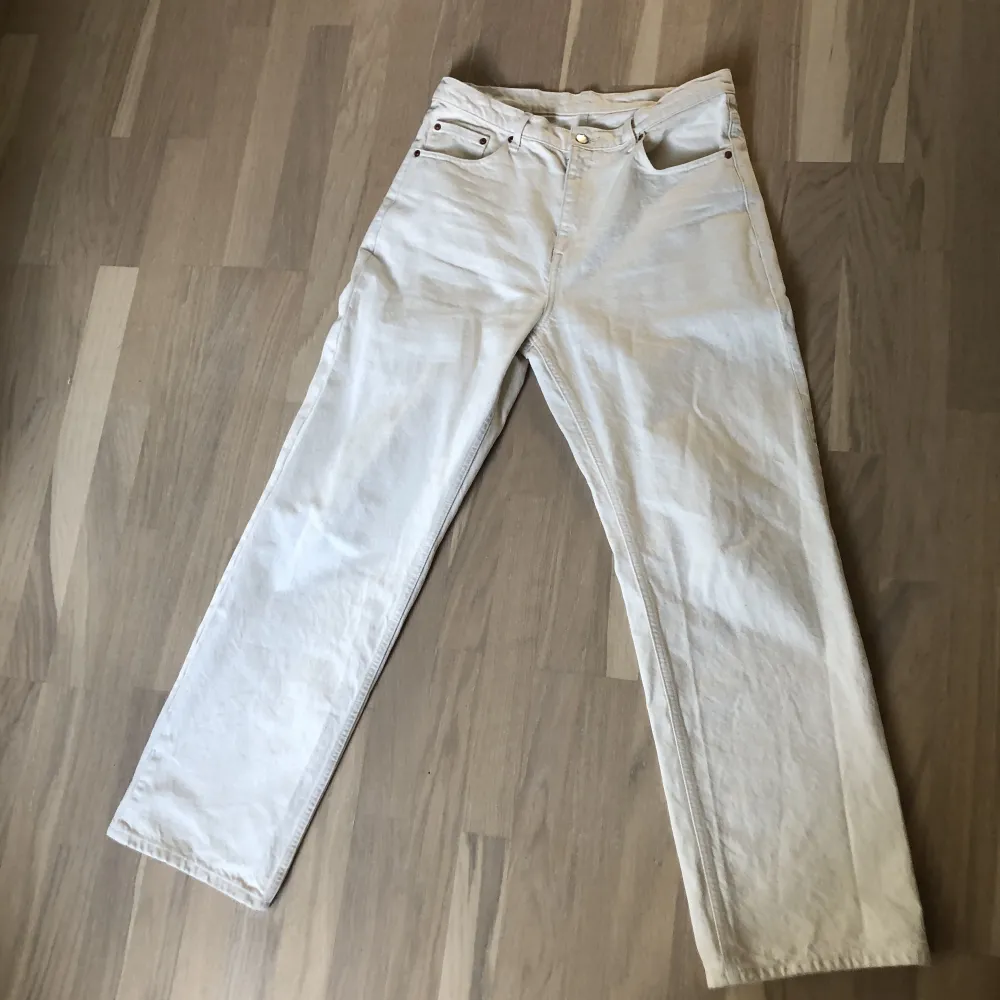 Säljer mina vita/beiga Dr Denim jeans eftersom dom har blivit för små för mig. Jag har använt dom 4 gånger och dom har ingen defekter. Hör av dig om du har nån fråga. Jeans & Byxor.