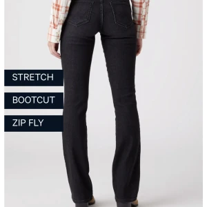 Wrangler - (Lånad bild)  Ett par lågmidjade jeans från wrangler midja 31 längd 34. Nypris 999kr. Helt nya med alla lappar kvar !! Säljer pga fel storlek och ej returnerbara 