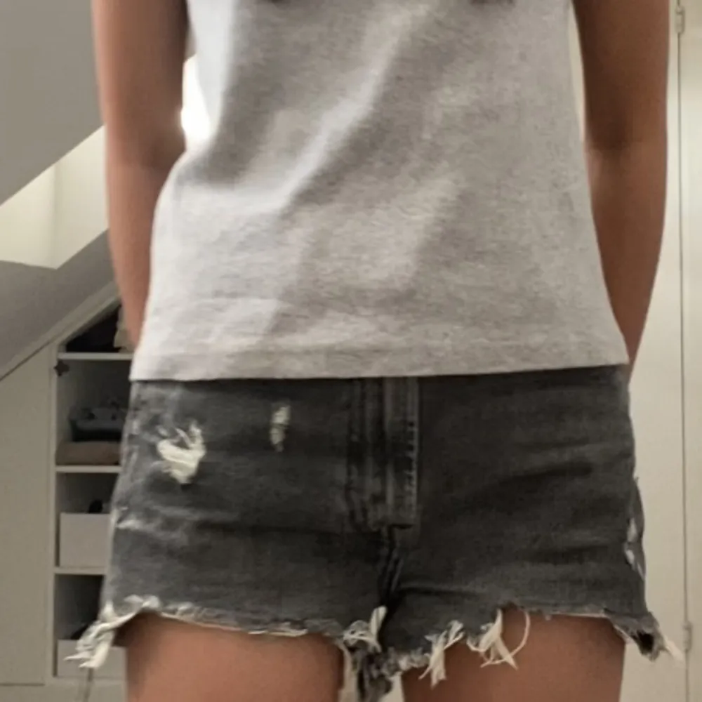 supersnygga jeansshorts från zara perfekta nu till sommaren! skriv för fler bilder eller frågor💕💕. Shorts.
