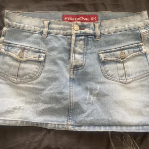 Lågmidjade jeans kjol  - Säljer denna super fina lågmidjade kjol ifrån fishbone ! Storlek xs - s 