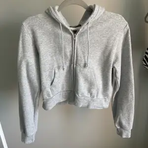 Fin kofta från Brandy Melville, använd några gånger men är ändå i väldigt fint skick. Köptes för ca 300 kr och säljer nu för 120 kr💕 Obs köparen står för frakt