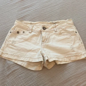 Vita jeans shorts. - Säljer dehär jätte fina vita jeans shortsen från pull & bear. Tror inte man kan köpa de längre. De passar inte så har tyvvär ingen bild på.  Midjemått: 36 cm(rakt över) Längd: 25 cm