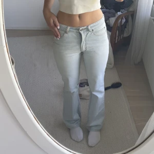 Flared jeans - Svinsnygga utsvängda jeans  i en superfin ljus tvätt som är perfekt till sommaren! Säljer då de tyvärr blivit för små för mig:( Strl 34 och jag är en 36 och är 171 cm lång😇 medelhöga i midjan
