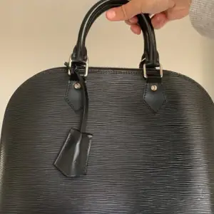 Väska från Louis Vuitton! Finns dustbag m.m. Mellan storleken, utan större synliga skavanker! Originalpris 23600kr