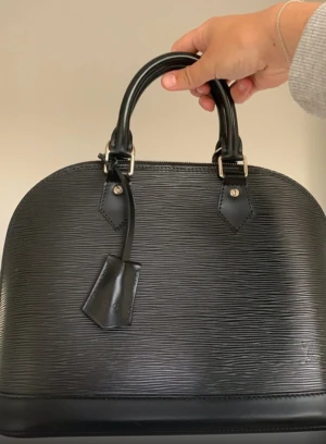 Louis Vuitton - Alma - Väska från Louis Vuitton! Finns dustbag m.m. Mellan storleken, utan större synliga skavanker! Originalpris 23600kr
