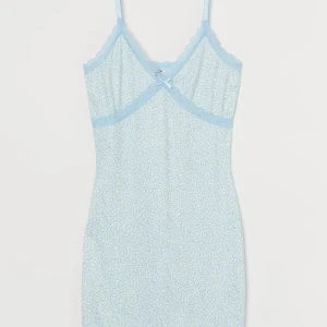 blommig miniklänning  - Gullig och blommig miniklänning från H&M.  Kan mötas upp inom stockholm eller skickas mot frakt!✨