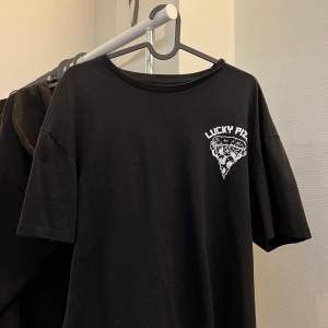 Jack & jones pizza t-shirt svart storlek XS. Bra passform men lite liten och för korta ärmar. Använd några gånger men bra skick!
