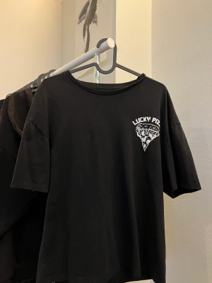 Jack & jones pizza - Jack & jones pizza t-shirt svart storlek XS. Bra passform men lite liten och för korta ärmar. Använd några gånger men bra skick!