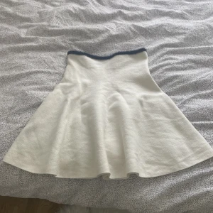 Zara kjol  - Storlek S men passar bäst för dig som har storlek XS 