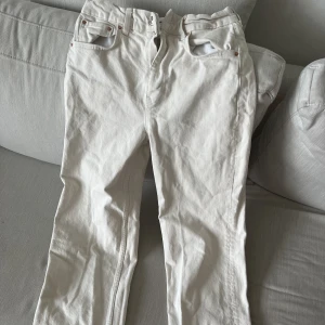 Vita jeans -  I bra skick, blivit för små. 