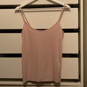 Rosa linne  - Gulligt rosa linne med skönt material som sitter halft tight, inga tecken på tidigare användning 