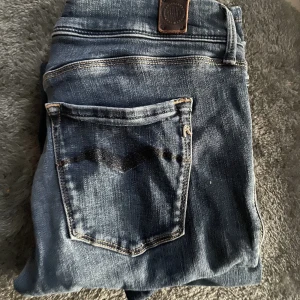 Vintage Replay jeans - Assnygga Replay jeans som tyvärr är för små. Lågmidjade och bootcut. Storlek W25L32 men stretchiga. Kom privat vid funderingar 💕