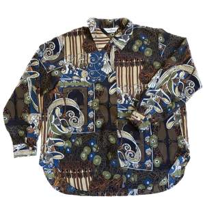 Superhärlig skjorta i flowigt material med art nouveau-inspirerat mönster. Oklar storlek men snygg som oversize. Sista bilden representerar färgerna bäst. Gott skick. 