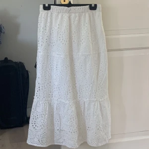 Vit Långkjol Strl 36/38 Bruuns Bazaar - Jättefin långkjol från Bruuns bazaar!! Jättefint skick, en minimal lagning baktill vid lappen som inte syns alls🫶🏼🫶🏼 strl 36/38, ca 81 cm lång 