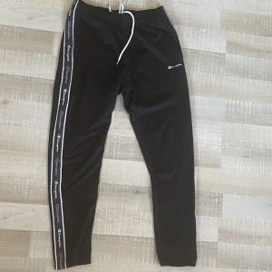 Champion Tapered Byxor - Stylish Champion byxor, använda max 1-2 ggr. Storlek M, passar mig som e 185cm lång. 