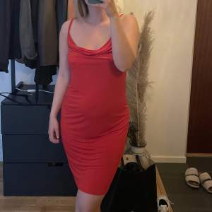 Röd klänning från Nelly trend. Storlek S. Endast använd 1 gång. 