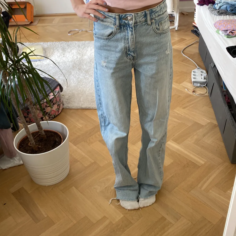Ljusblå jeans från Gina Young💘lite slitna längst ner annars fint skick. Jeans & Byxor.