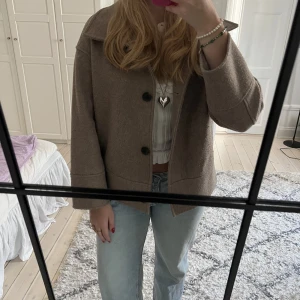 Beigebrun jacka från Kappahl - Säljer denna populära jacka från Kappahl då den inte längre kommer till användning