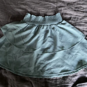 Grön volangkjol - Säljer denna gulliga gröna volangkjol från Only i storlek 34! Knappt använd! 🤗❤️‍🔥