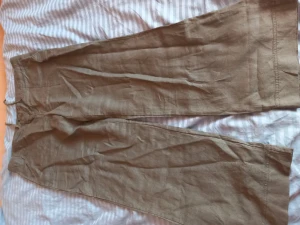 Linnebyxor - Jättesnygga linnebyxor i mycket gott skick!!! Strl 42 men små i strl så de skulle även passa strl 40. 