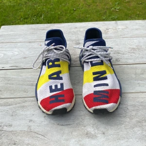 Pharrell X Billionaire Boys Club Multi-Color - Säljer mina gamla nmds för dom passar inte längre. Jag har använt dom typ en sommar. Lite smutsiga skick skulle jag säga är 7/10 inga hål eller större skada Box&kvitto ingår ej för jag köpte dom i USA några år sedan och boxen fick inte plats. Resale:2140
