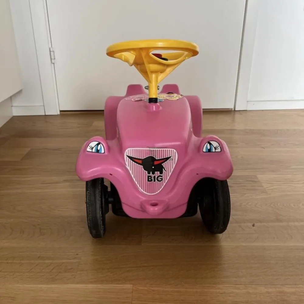 Säljer en rosa Bobby car i gott skick. Passar för 1-3 år.  Längd: 53 cm Höjd: 38 cm Bredd: 28 cm. Övrigt.