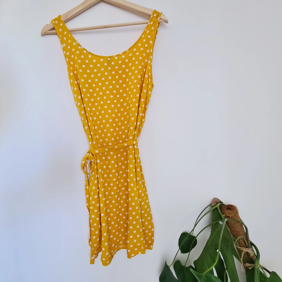 Gul prickig klänning - 90