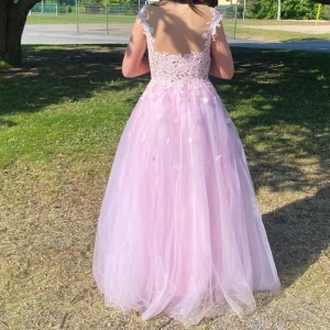 Bal klänning  - Jätte fin balklänning som är helt ny därför priset, använt en gång.  Priset kan diskuteras💗 